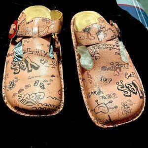 Alegría Sz 11/Eu 42 Pink/Black Graffiti w/ red buckle on side. Cute shoes. LOoK!